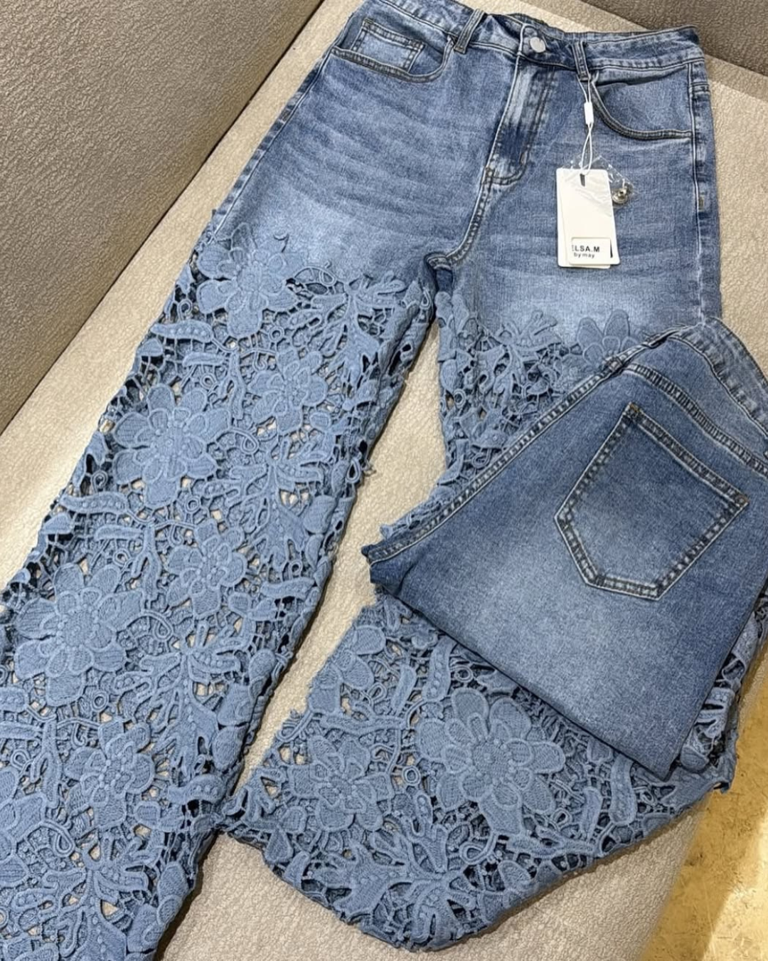Pantaloni di jeans da donna con pizzo floreale sulle gambe®